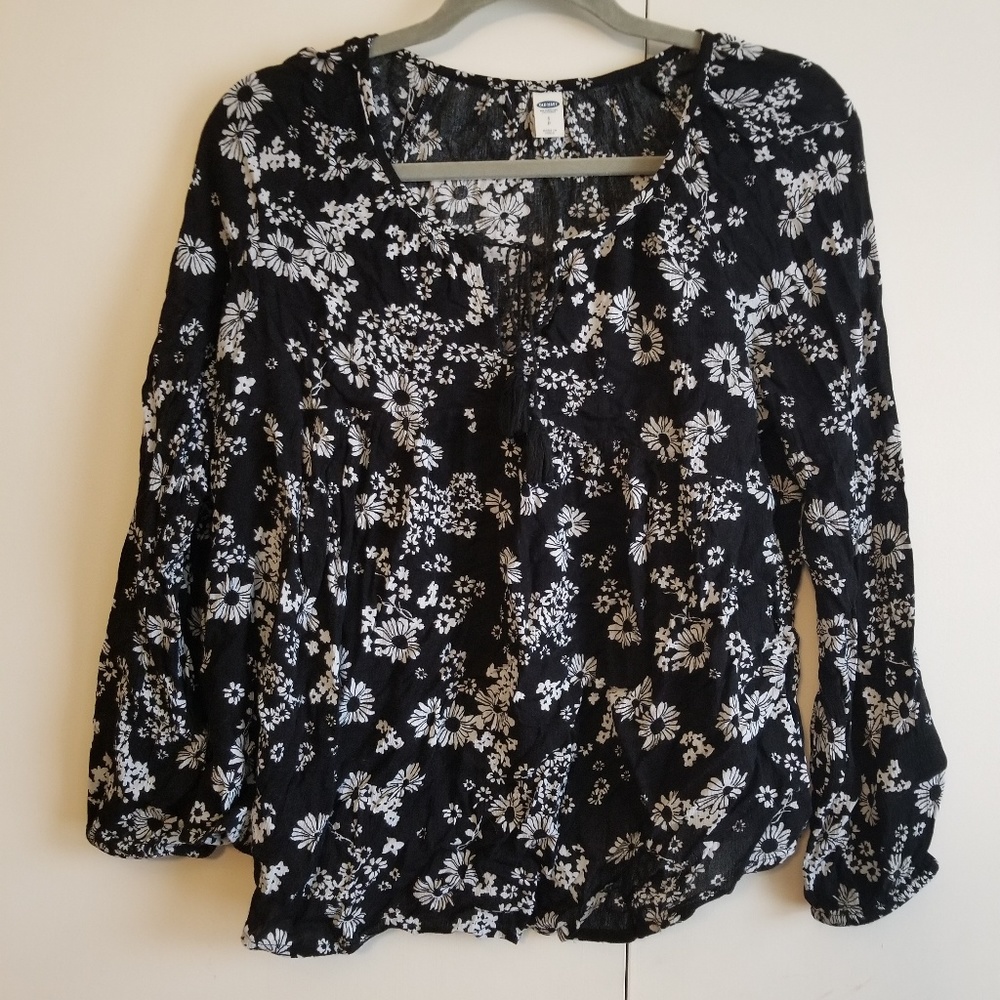 Black & white floral babydoll keyhole flowy blouse